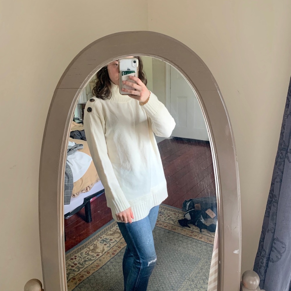 Sweater with buttons